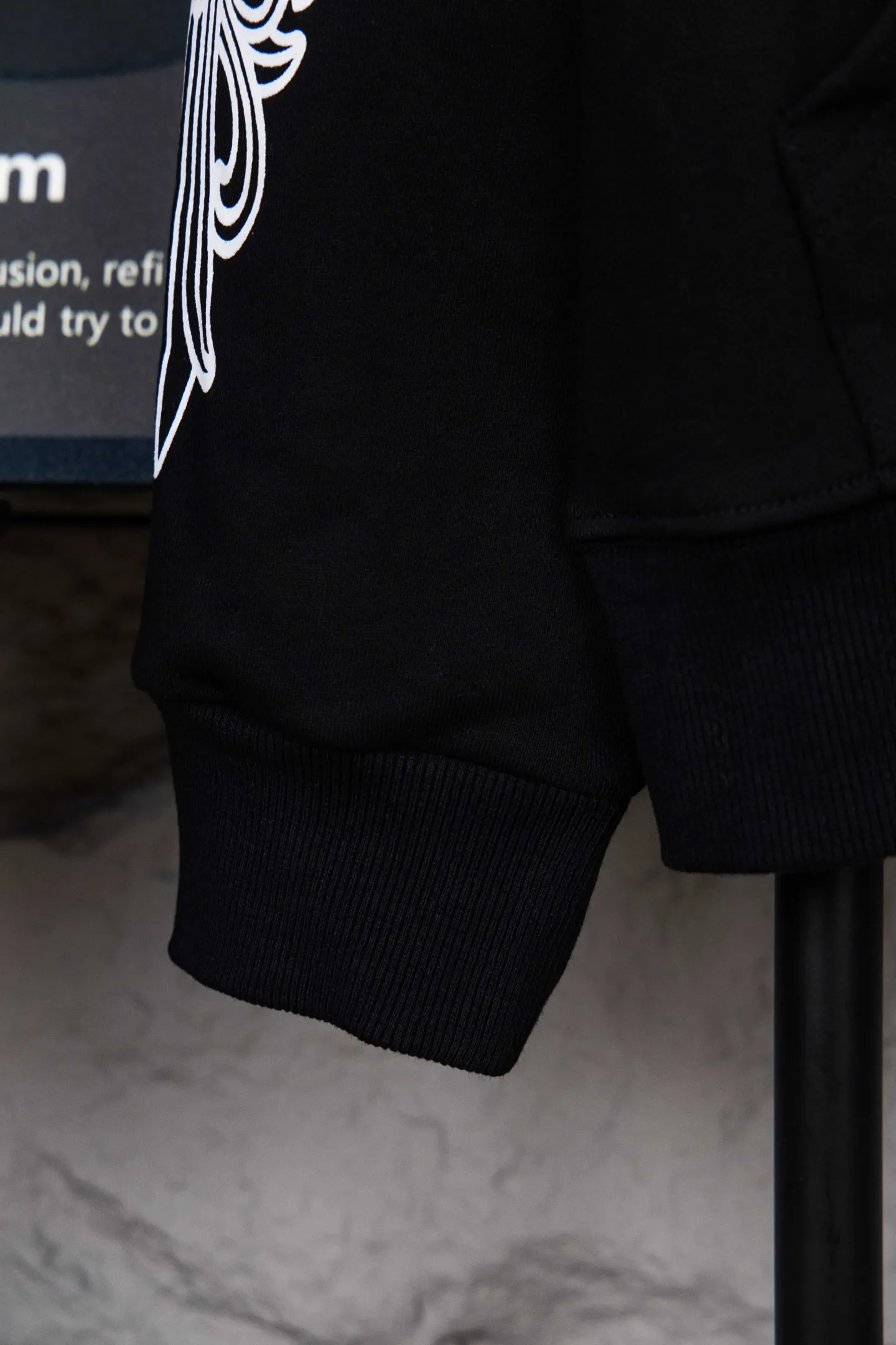 P310 ChromeHearts 25 early autumn floral arm horseshoe hooded sweatshirt Sanskrit letter rattan flower cross horseshoe hooded sweatshirt The fabric is made of 440g pure cotton terry with matching threads Imported printing Original custom-made Hardware Color: Black Size: S-XL